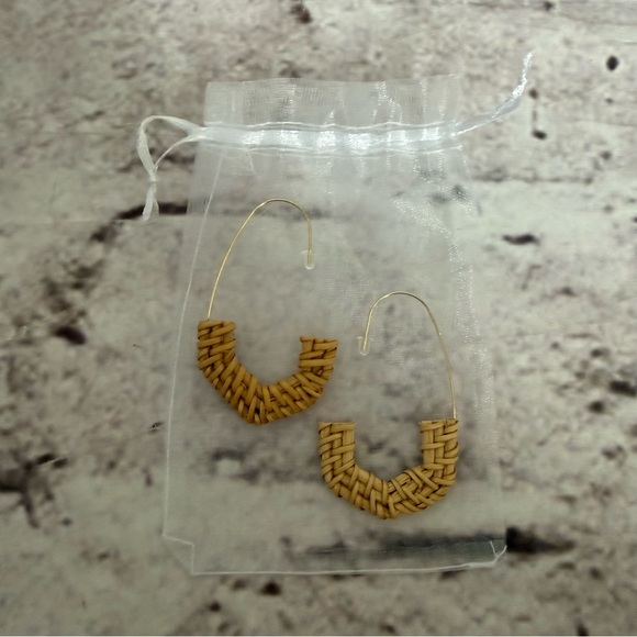 💰5/$20 Boho Rattan Earrings - Picture 2 of 4